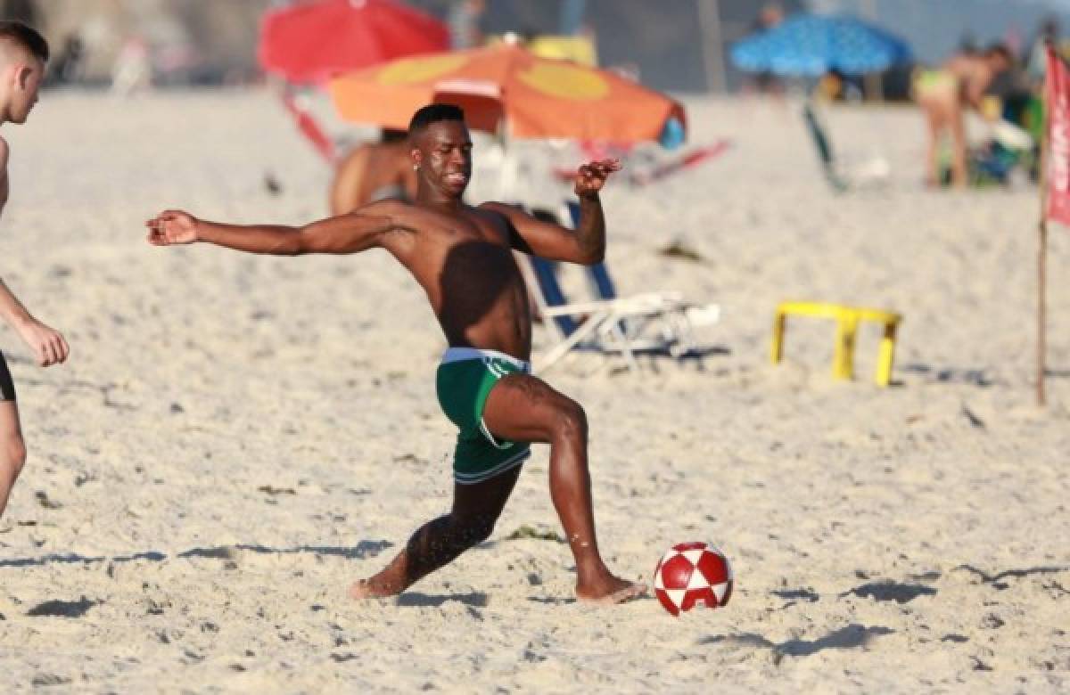 Playa, arena y mucho balón: Las tremendas vacaciones de Vinicius Junior en Brasil