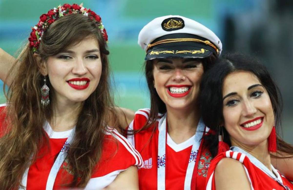 ¡Qué bellas! Las aficionadas rusas y croatas deslumbran en el estadio de Sochi