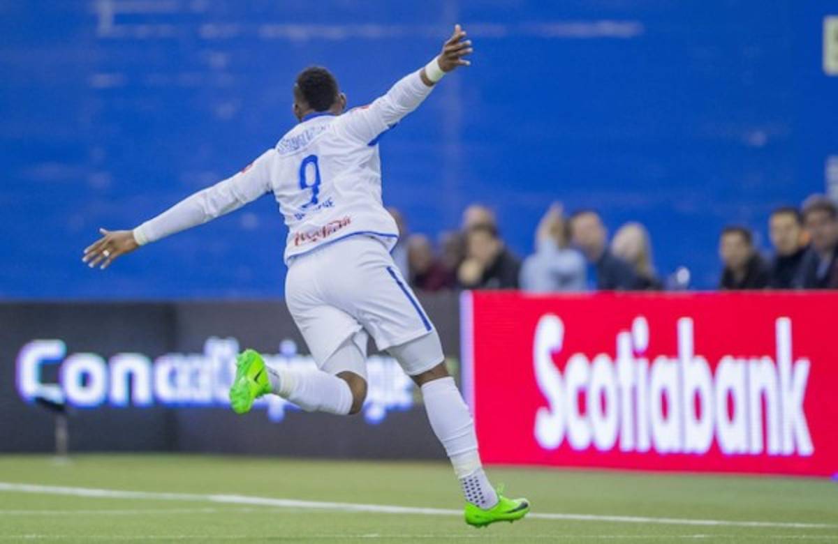 Patón Mejía no se resiste y da tremendo abrazo a Titi Henry: Las imágenes del Impact-Olimpia