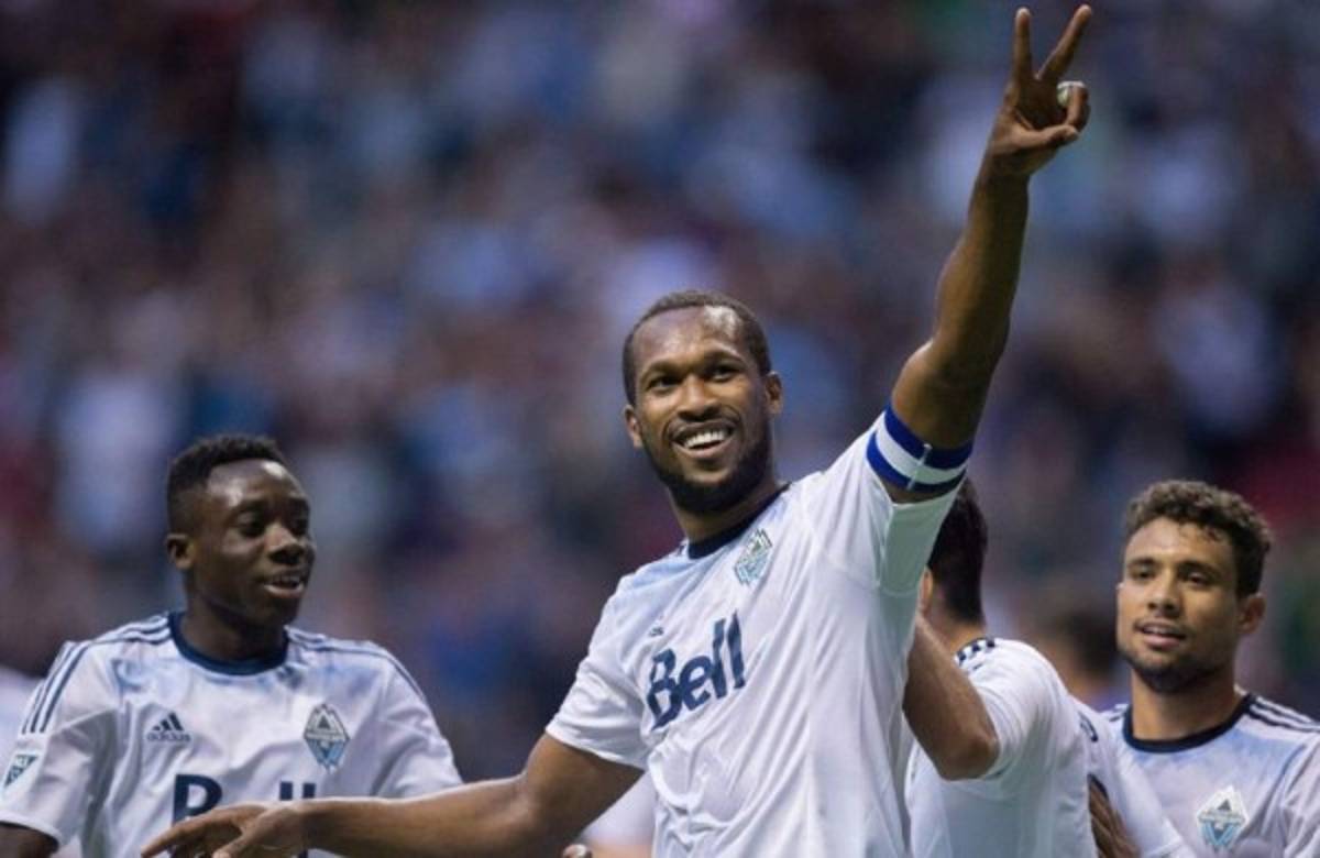 Kendall Waston es elegido como el jugador del año en su club