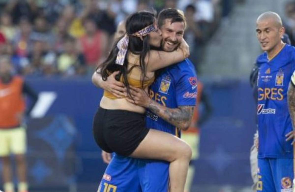 ¡Locura por un beso de Gignac! Las imágenes imperdibles de la hincha mexicana que saltó al campo
