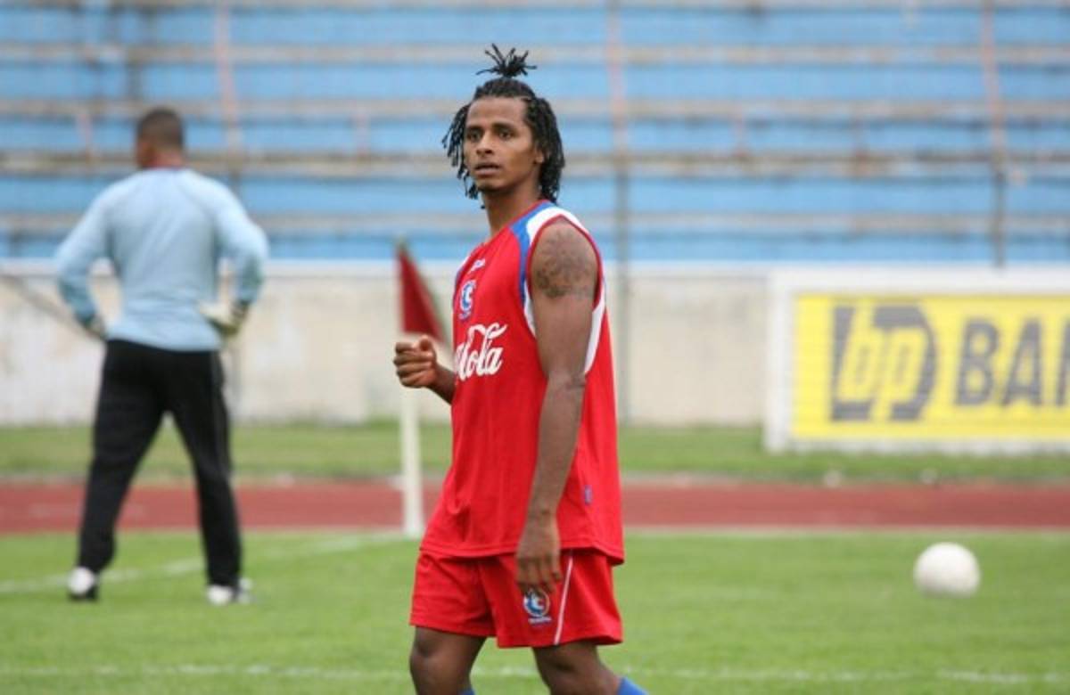 Un bimundialista mexicano en lista: Chelato Uclés y los grandes futbolistas a los que hizo debutar