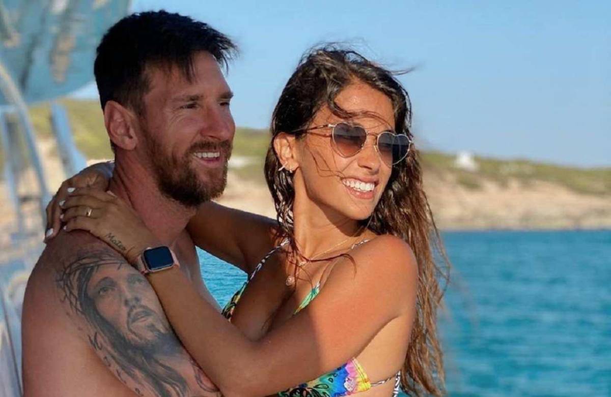 ¡De nuevo en la playa! Antonela Rocuzzo enciende las redes sociales con su bikini; junto a Messi y Luis Suárez