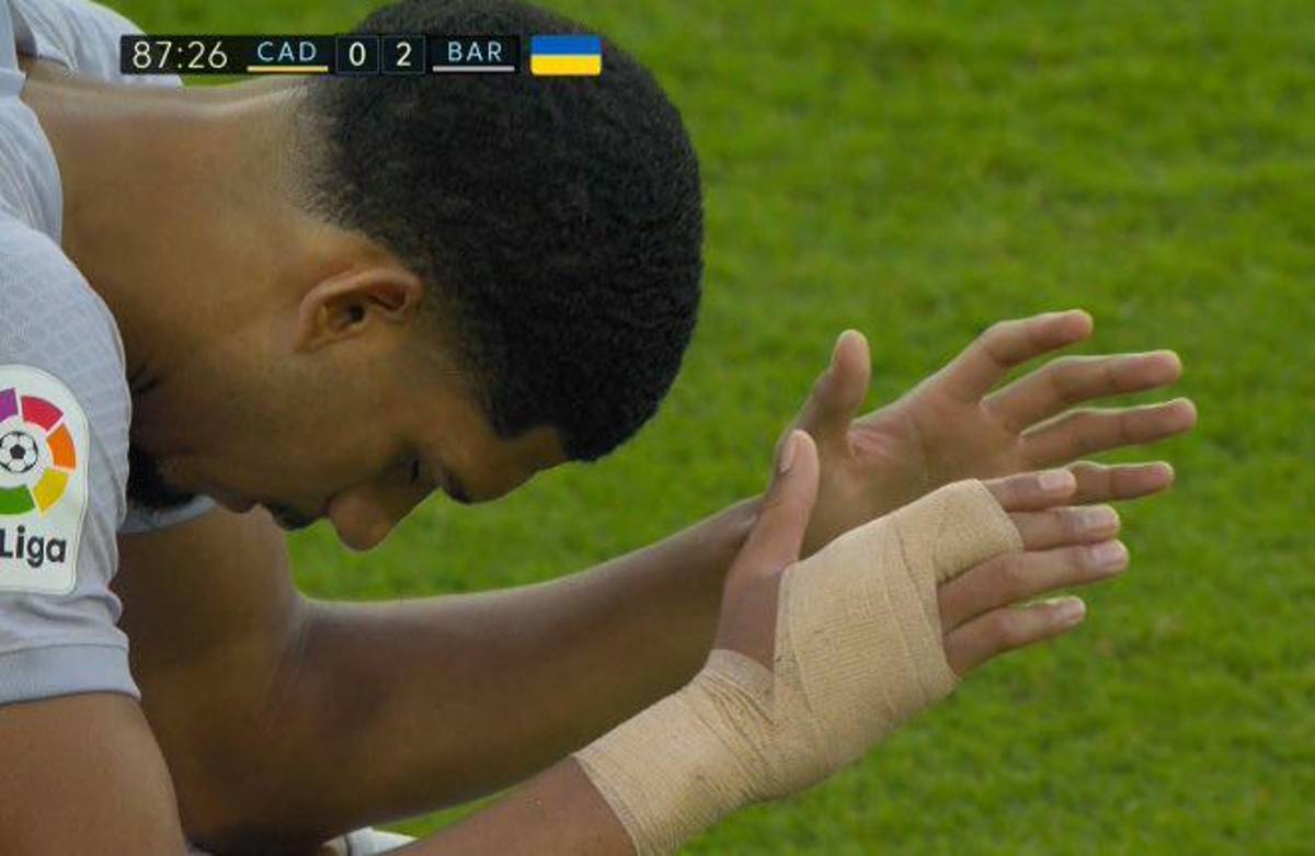 Ledesma corriendo con un desfibrilador para salvar al aficionado descompuesto y Araujo rezando: la pesadilla que se vivió en el Cádiz-Barcelona