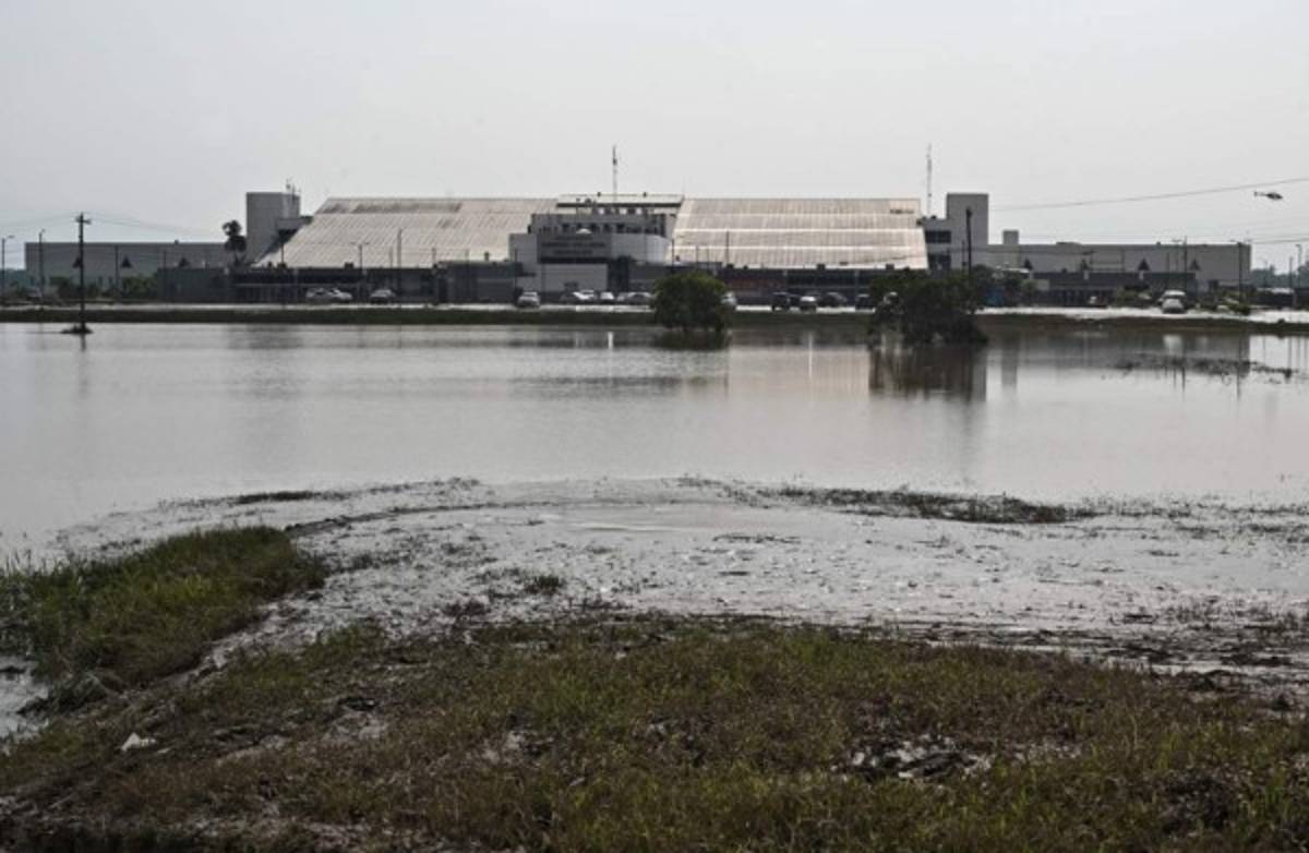 ¿Cuánto tardarán en habilitarlo? Así luce el aeropuerto de San Pedro Sula tras el paso de Eta