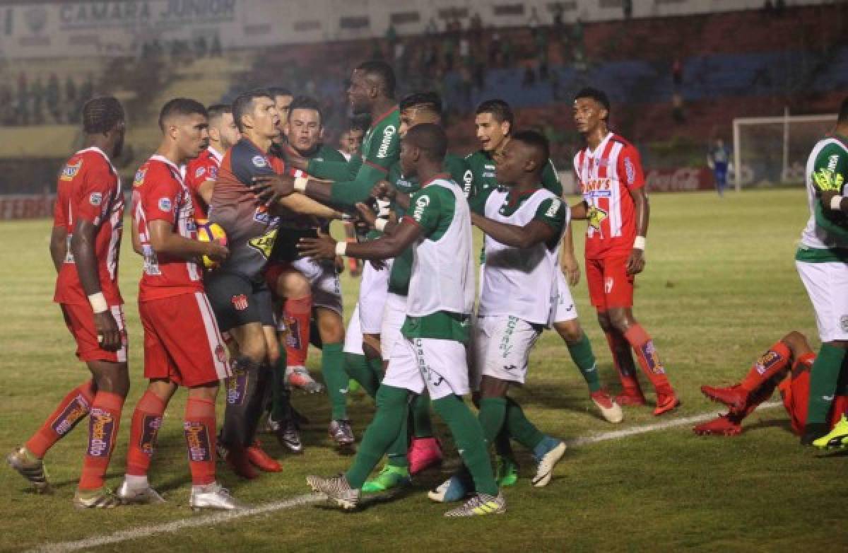 En fotos: Así fue el violento enfrentamiento entre jugadores de Vida y Marathón