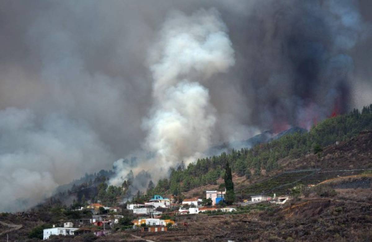 De terror: Volcán en España destruye un centenar de casas y obliga a evacuar cinco mil personas; 'Lo ves en las películas y no lo crees'