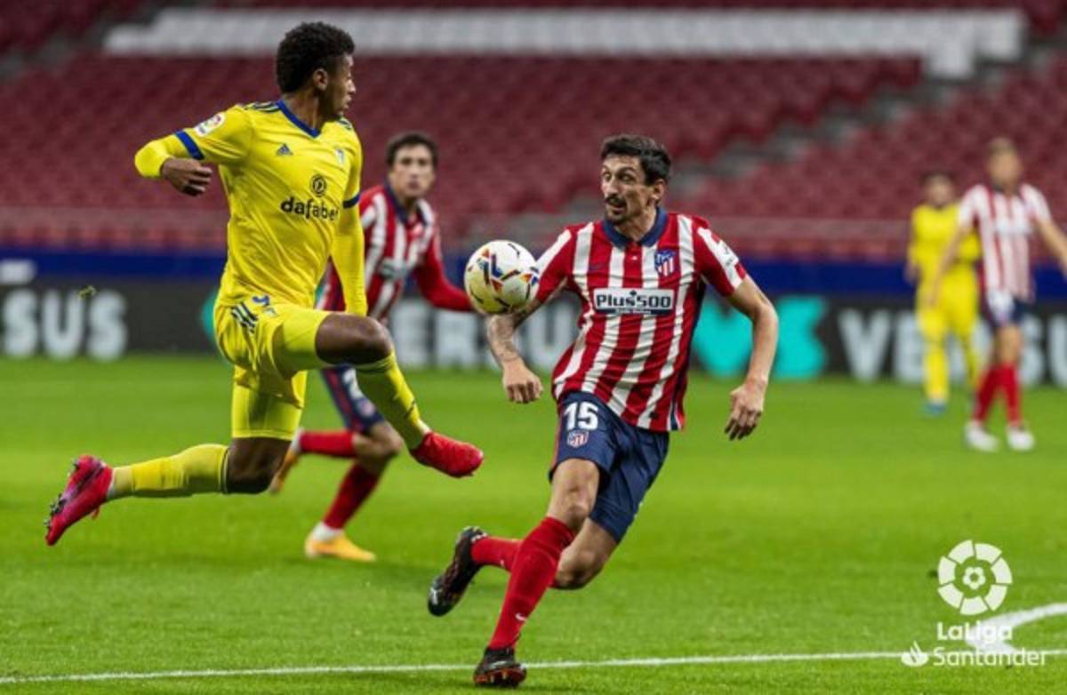 Fotos: Choco Lozano mete garra ante el Atlético, pero el Cádiz se lleva una paliza del Wanda