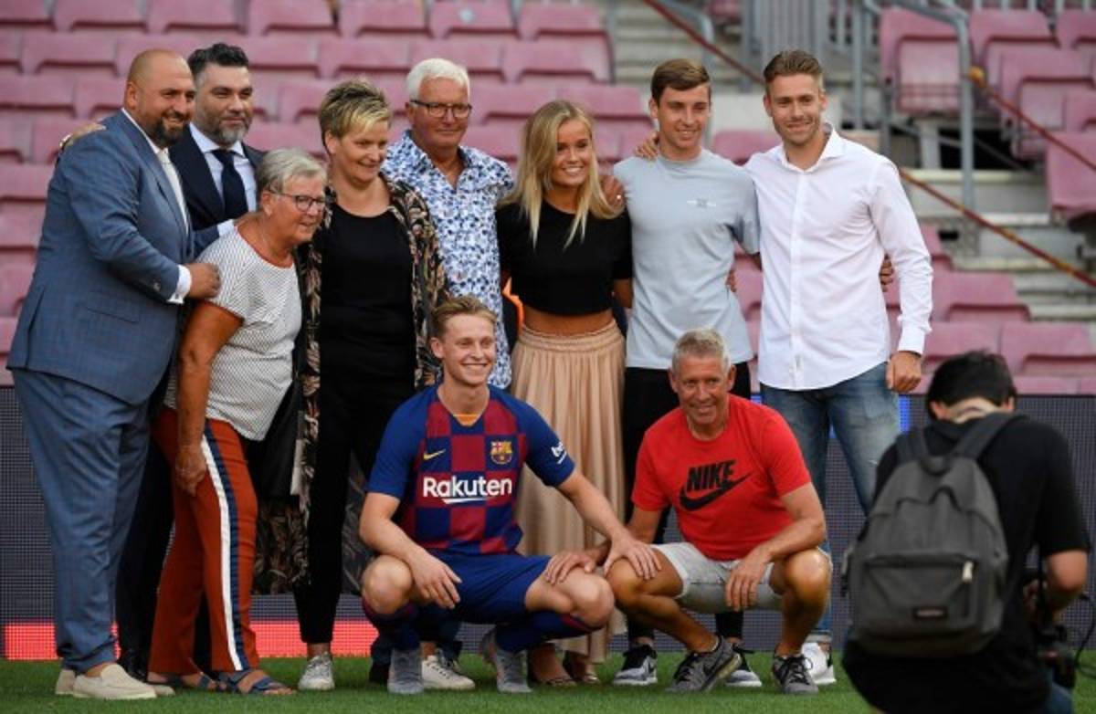 La bella novia de Frenkie De Jong deslumbró en la presentación del jugador en el Camp Nou