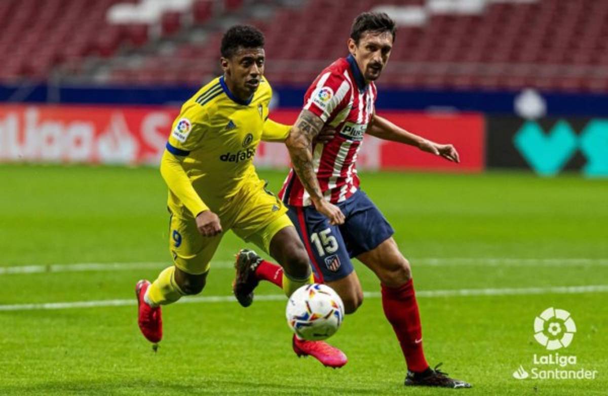 Fotos: Choco Lozano mete garra ante el Atlético, pero el Cádiz se lleva una paliza del Wanda