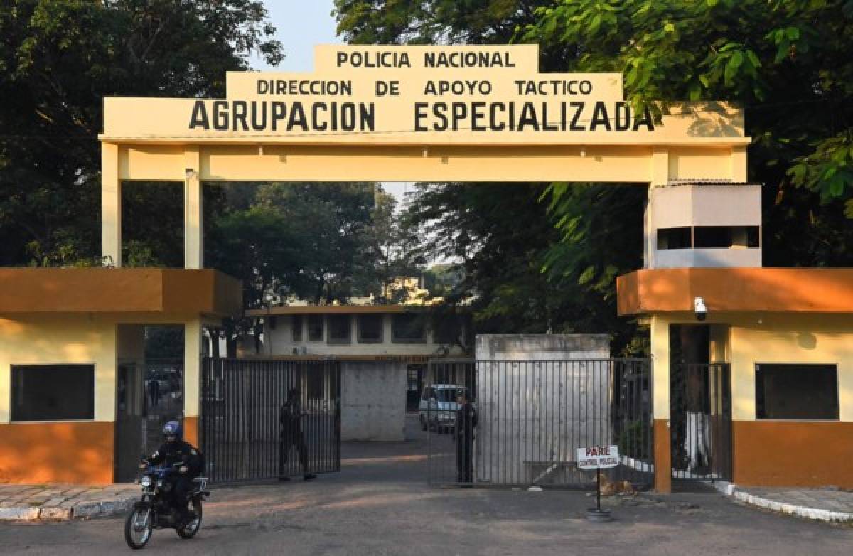 Picture of the entrance of the National Police headquarters in Asuncion, where Brazilian retired football player Ronaldinho and his brother Roberto Assis are being held after being arrested for their irregular entry to the country, taken on March 7, 2020. - Former Brazilian football star Ronaldinho and his brother have been detained in Paraguay after allegedly using fake passports to enter the South American country, authorities said Wednesday. (Photo by Norberto DUARTE / AFP)