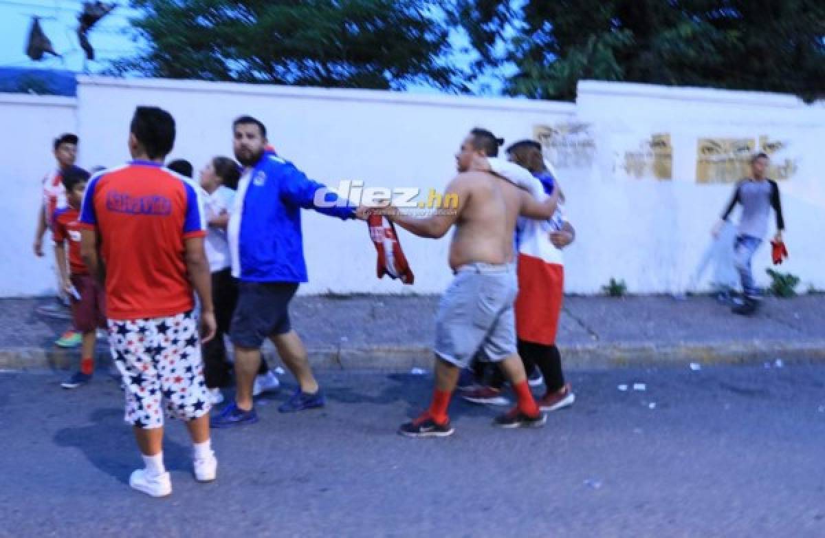 ¡Desmayados, disparos y gas lacrimógeno! El relajo en las afueras del Estadio Nacional