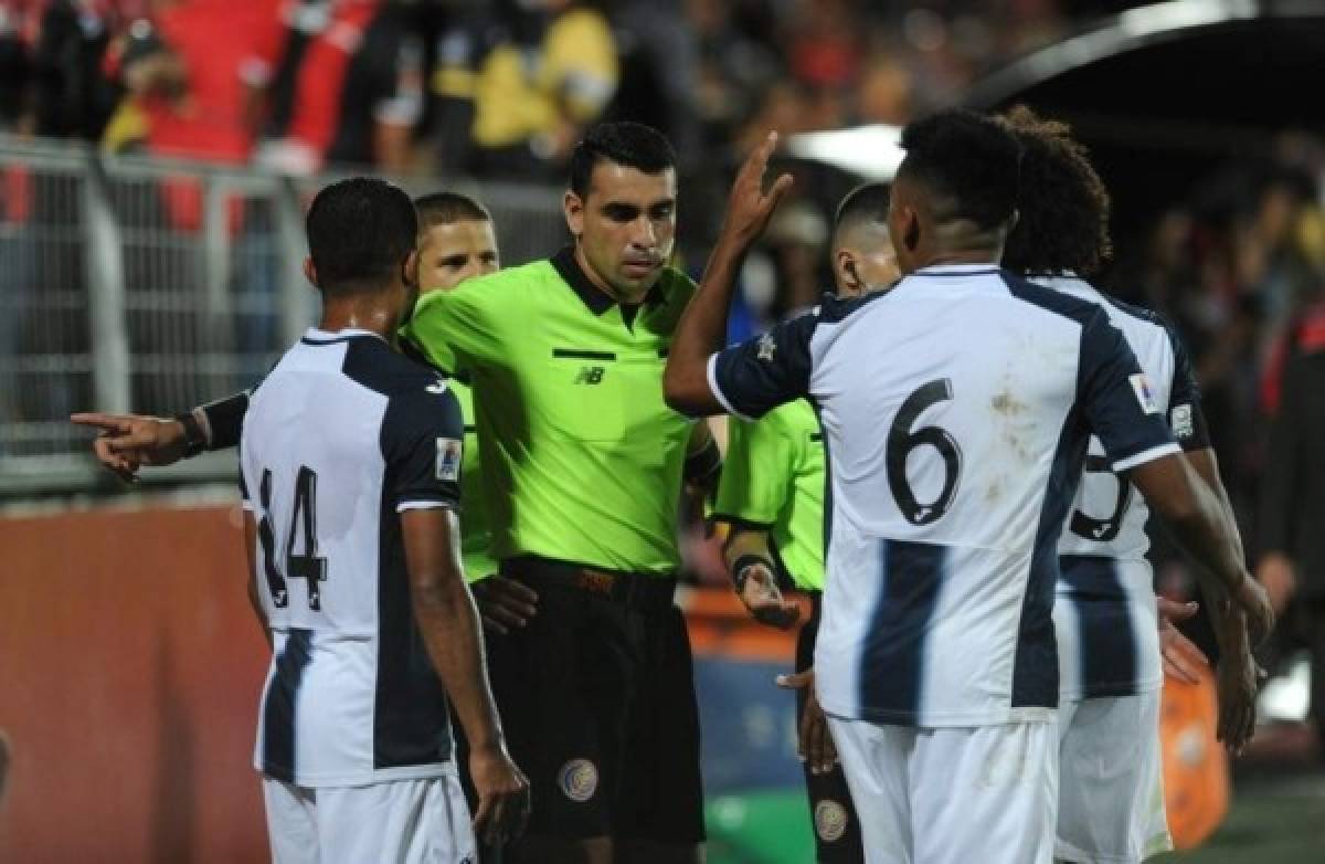 ¡Caos en el Morera Soto! Aficionados enardecidos se meten a la cancha a increpar a los jugadores del Alajuelense