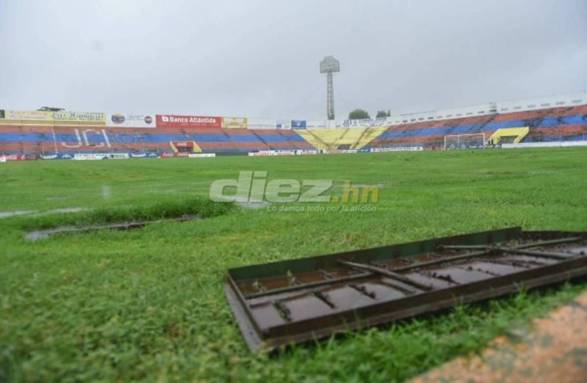 ¡INUNDADO! El estadio ceibeño se ha convertido en un verdadero pantano