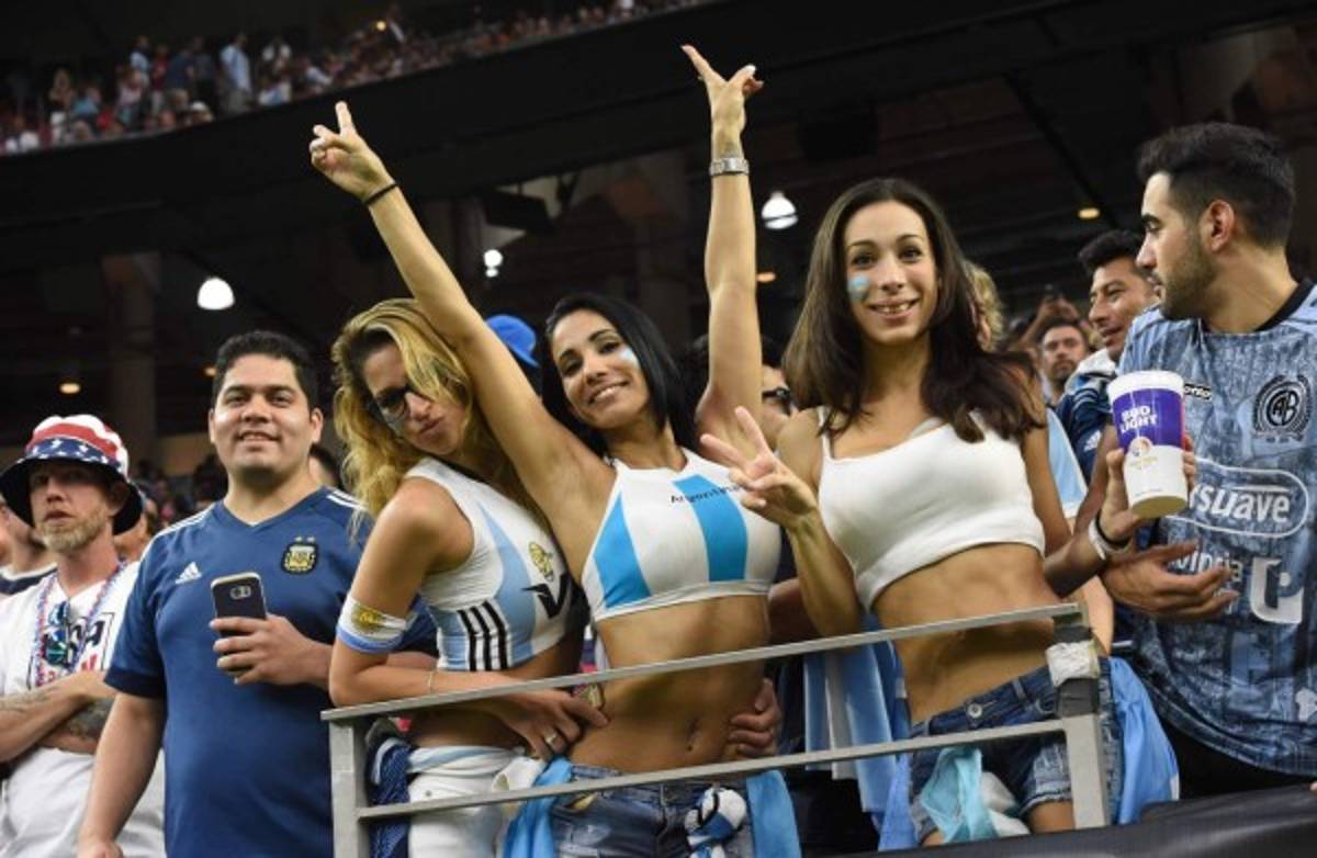Las chicas lindas que engalanaron la semifinal de Argentina y Estados Unidos