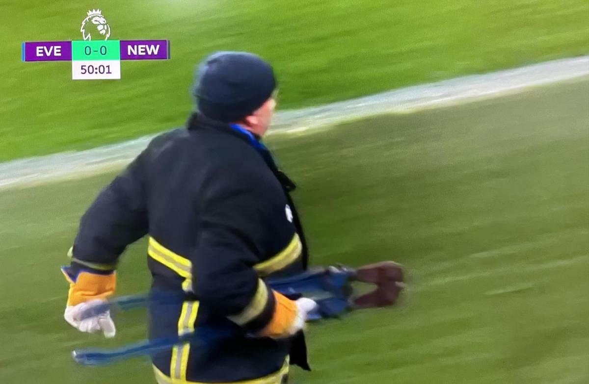 Nunca se vio esto en la Premier League: aficionado salta al campo y se amarra a una de las porterías para detener el Everton-Newcastle