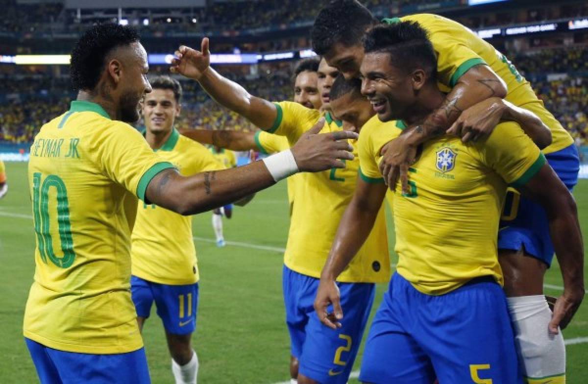 Brazil's foward Neymar Jr. (L) celebrates with teammates after scoring against Colombia during their international friendly football match between Brazil and Colombia at Hard Rock Stadium in Miami, Florida, on September 6, 2019. (Photo by RHONA WISE / AFP)