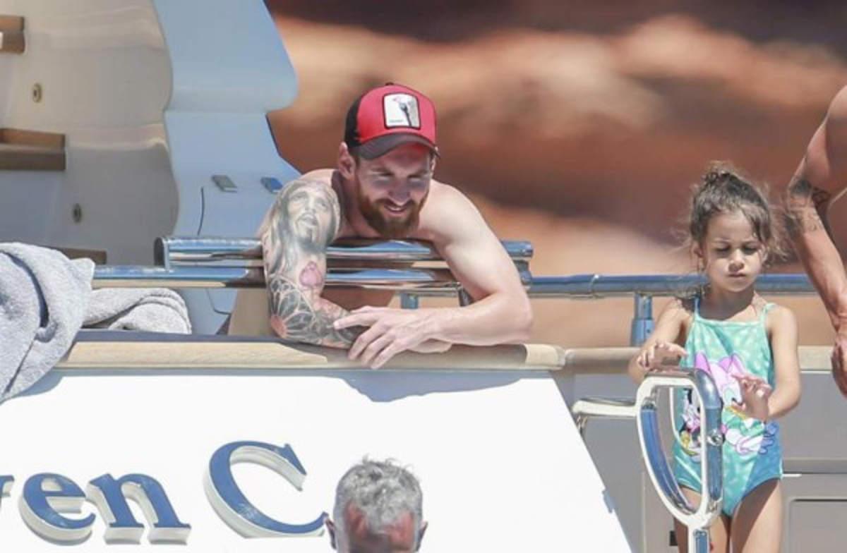 Las espectaculares vacaciones de Messi, Fábregas y Suárez con sus bellas mujeres
