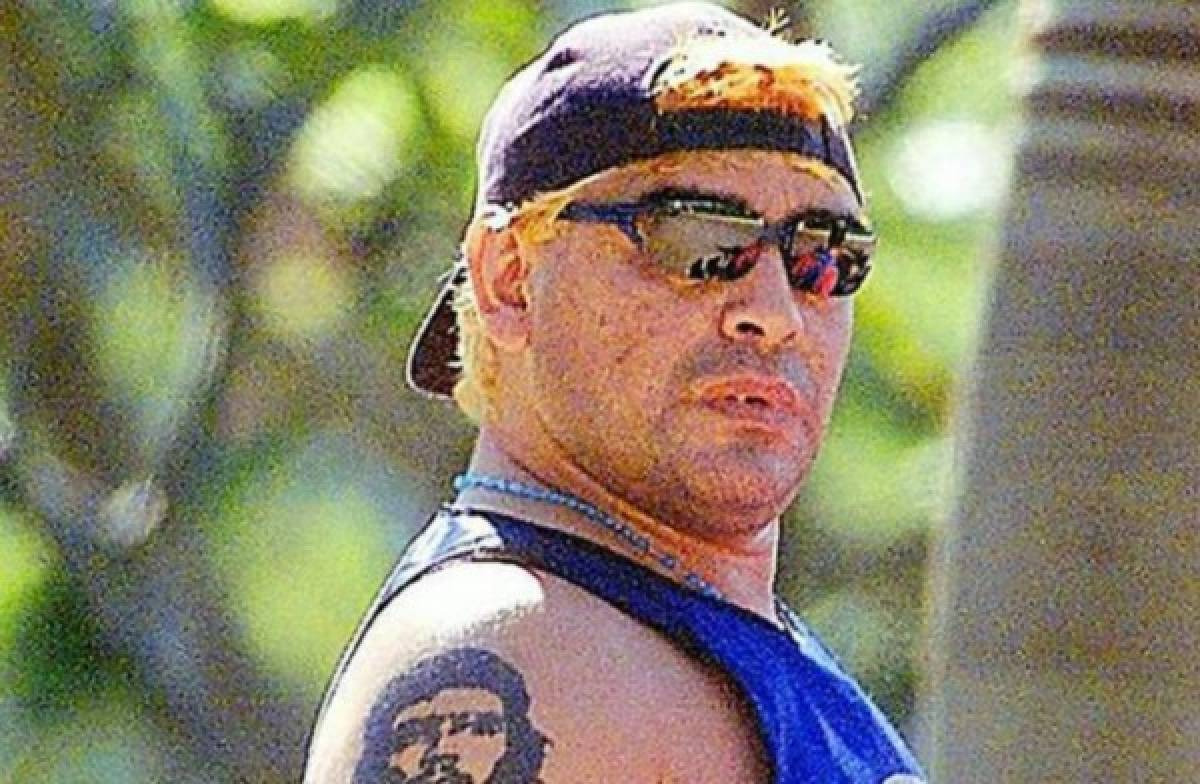 En fotos inéditas: Los besos más recordados de Diego Maradona ¡Hasta con Maluma!   