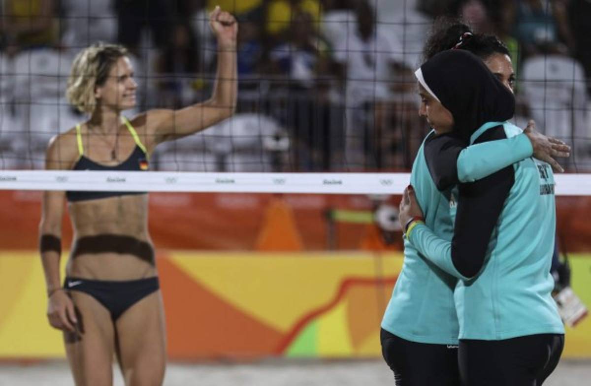 Jugadora de voleibol de Egipto utiliza velo en sus partidos