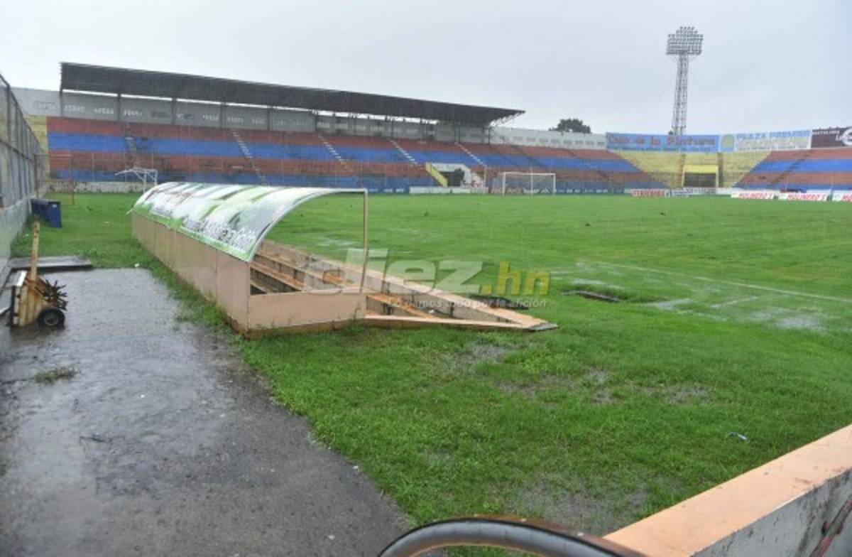 ¡INUNDADO! El estadio ceibeño se ha convertido en un verdadero pantano