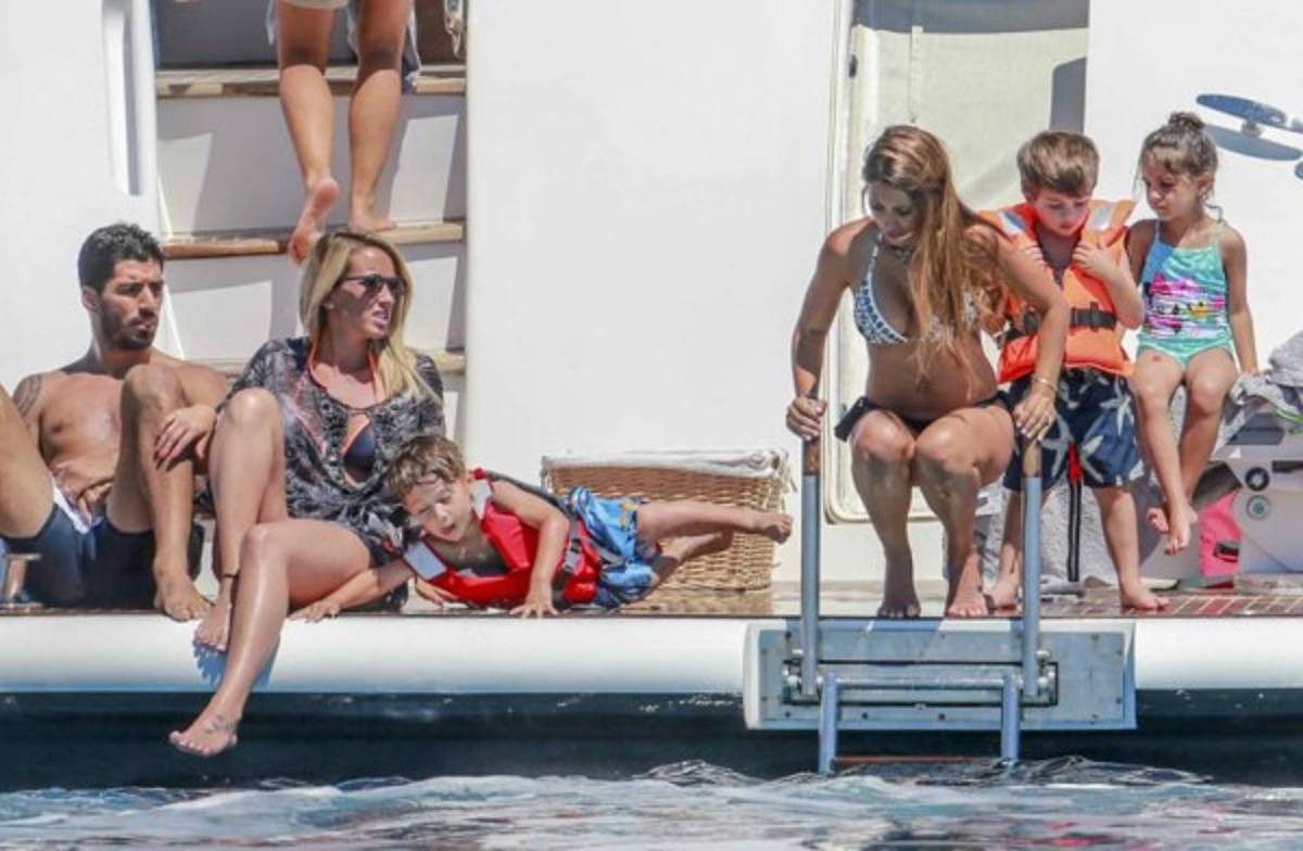 Las espectaculares vacaciones de Messi, Fábregas y Suárez con sus bellas mujeres