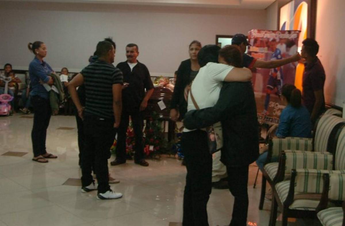 Desconsolada y sin resignación, así sufre madre de Arnold Peralta