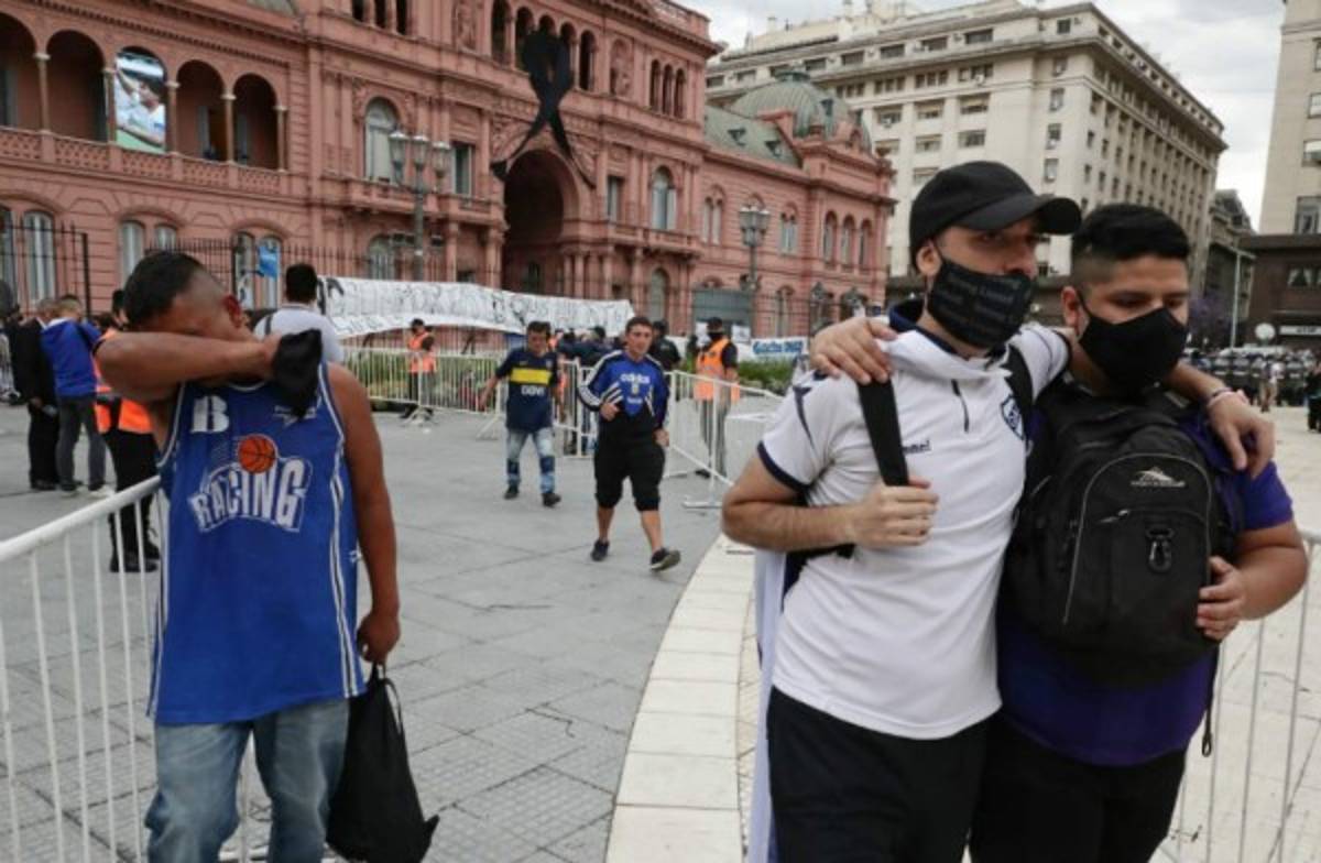Desgarrador y todos llorando: Así le dieron el último adiós a Diego Maradona en Argentina  