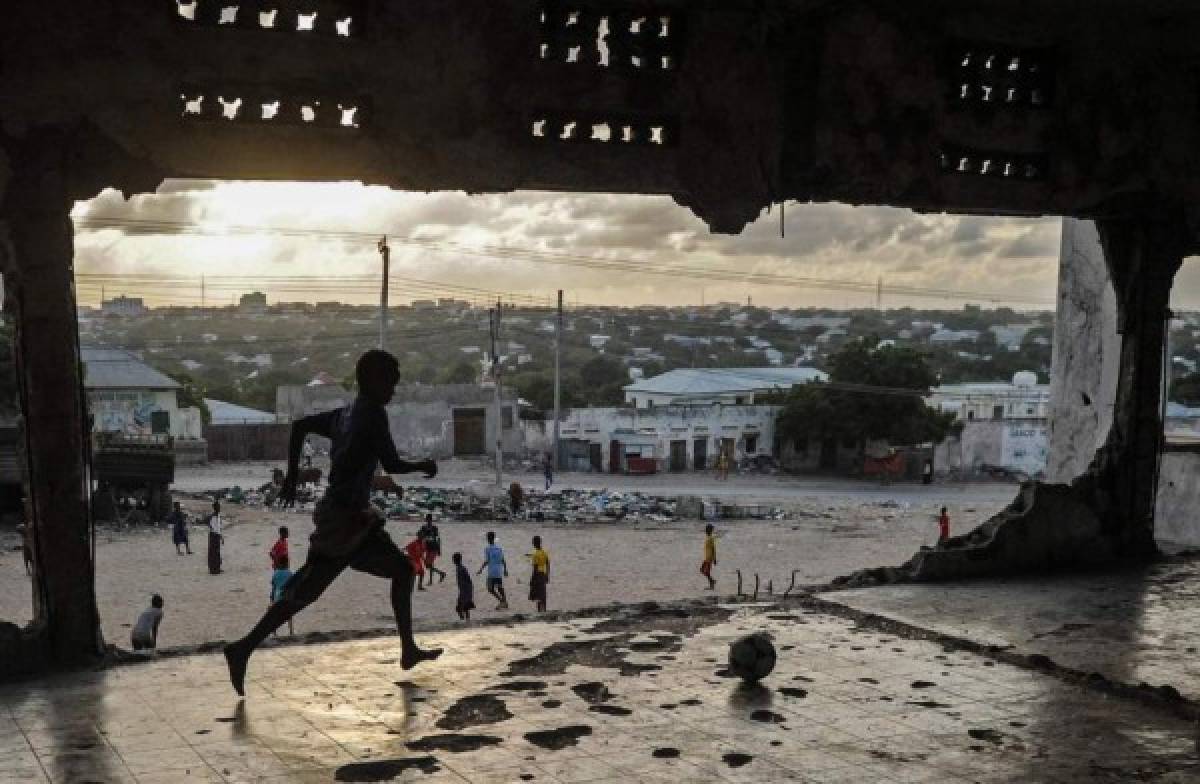 ¡IMPACTANTE! La triste realidad de como juegan fútbol los niños en Mogadishu, Somalia