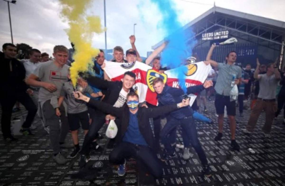 Autos rotos, cervezas al aire y sin temor al COVID-19: Así se festejó el ascenso del Leeds United a la Premier League