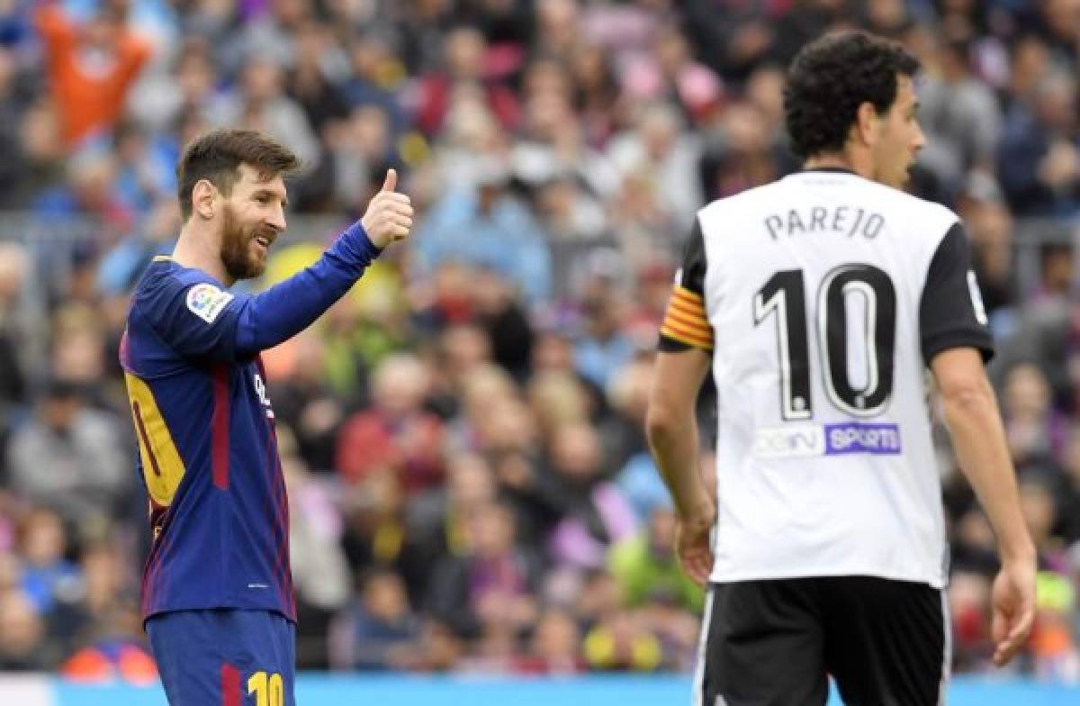 Barcelona's Argentinian forward Lionel Messi thumbs up during the Spanish league footbal match between FC Barcelona and Valencia CF at the Camp Nou stadium in Barcelona on April 14, 2018. / AFP PHOTO / LLUIS GENE