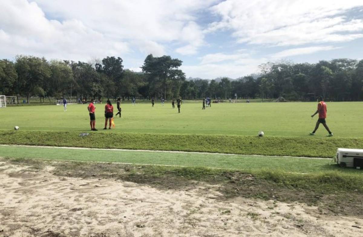 ¡Una mesa de billar! Es considerada como una de las mejores canchas de grama natural en San Pedro Sula