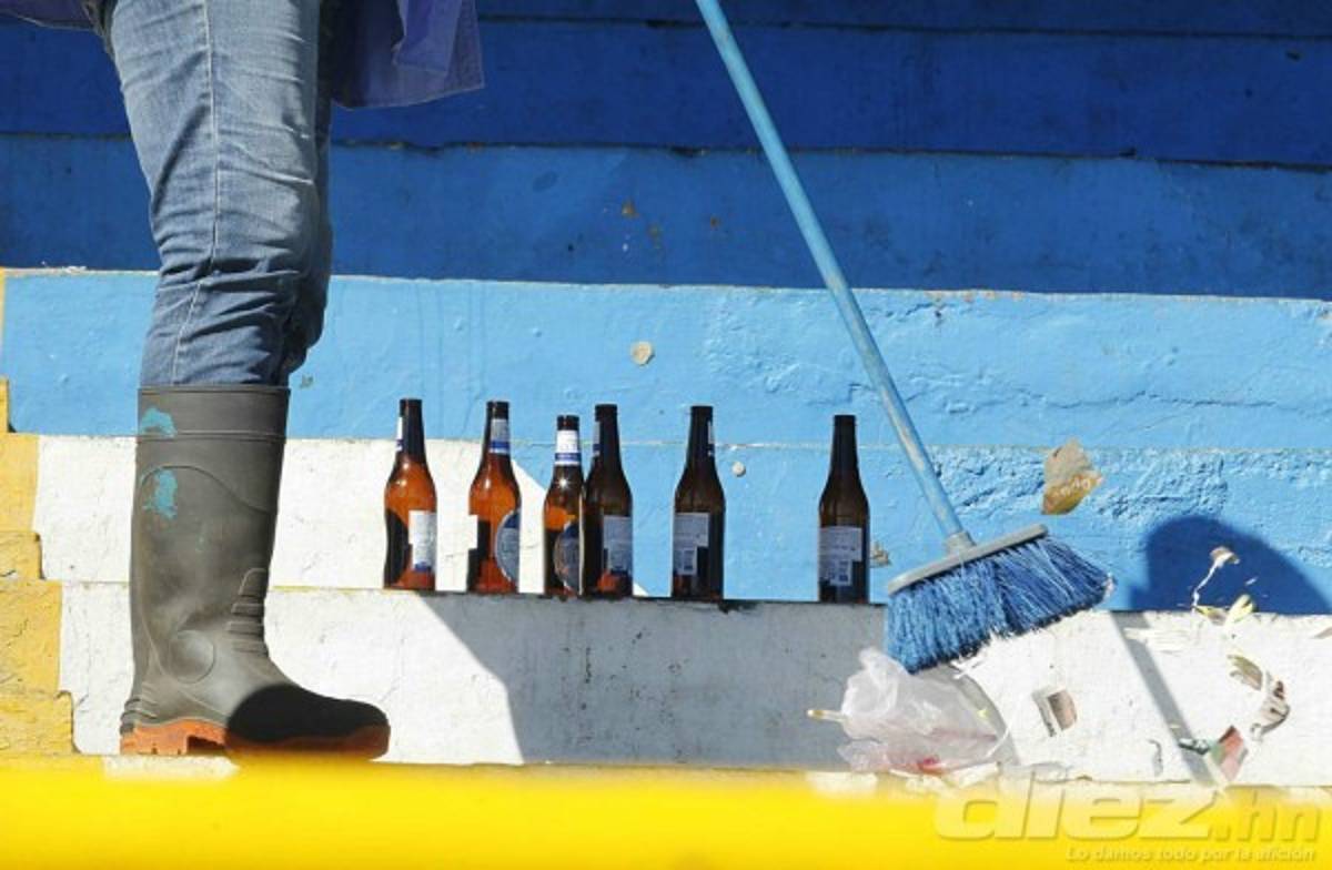 Botellas de vidrio, portones rotos y piedras, así amaneció el estadio Morazán