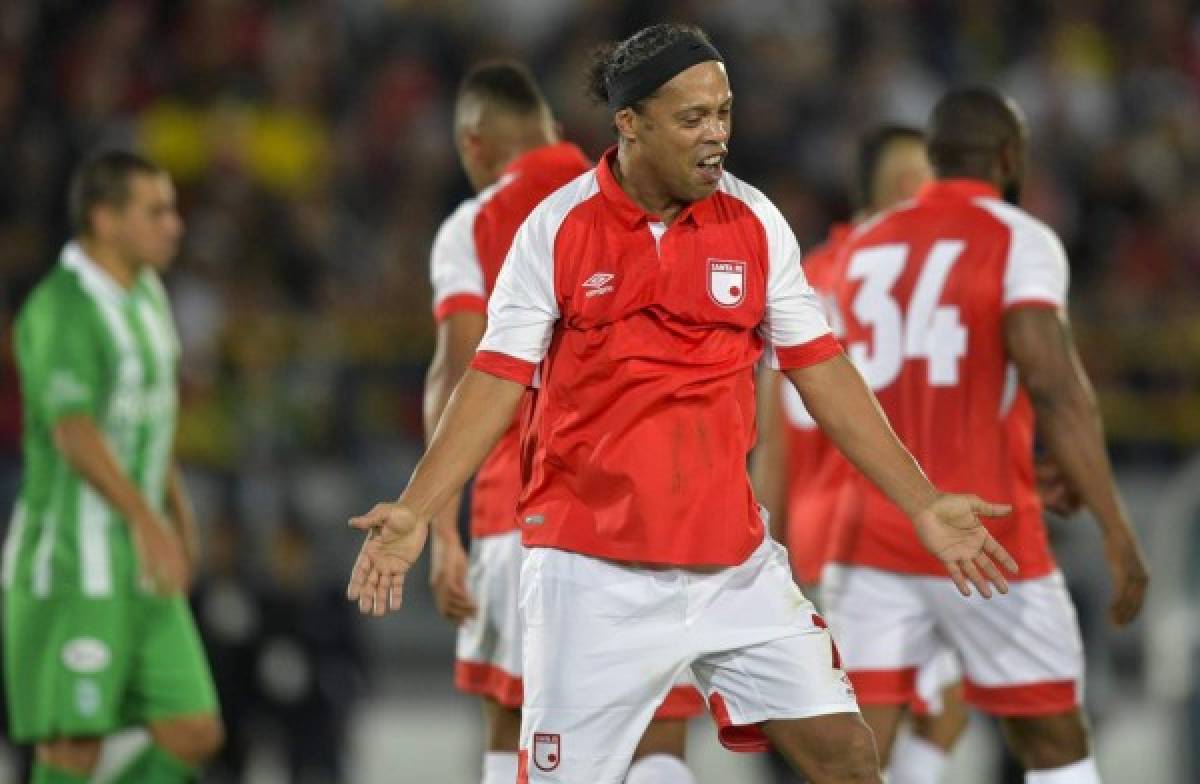 Ronaldinho provoca locura en Colombia: Estadio lleno, abrazo con leyenda y máximo respeto