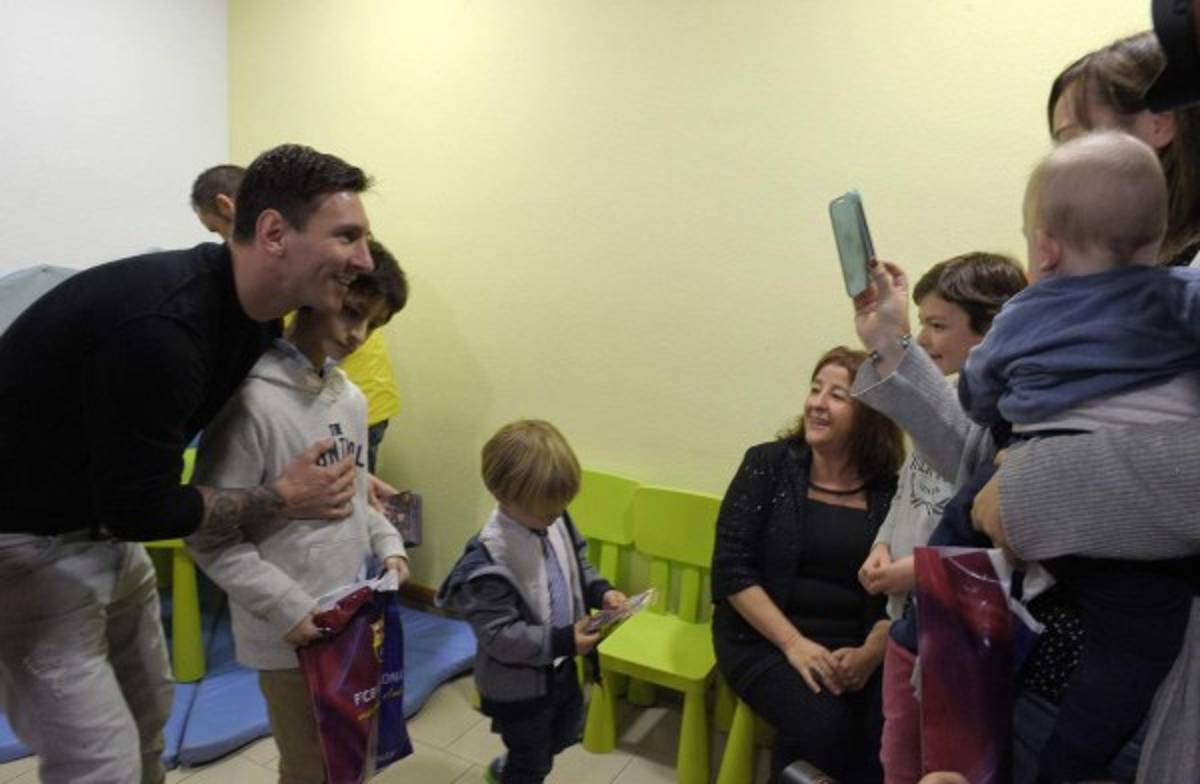 Lionel Messi se toma fotos y firma autógrafos en su visita a los hospitales de Barcelona