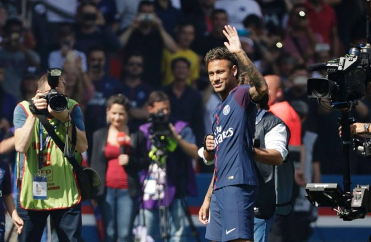 Neymar desata la locura en su presentación en el Parque de los Príncipes