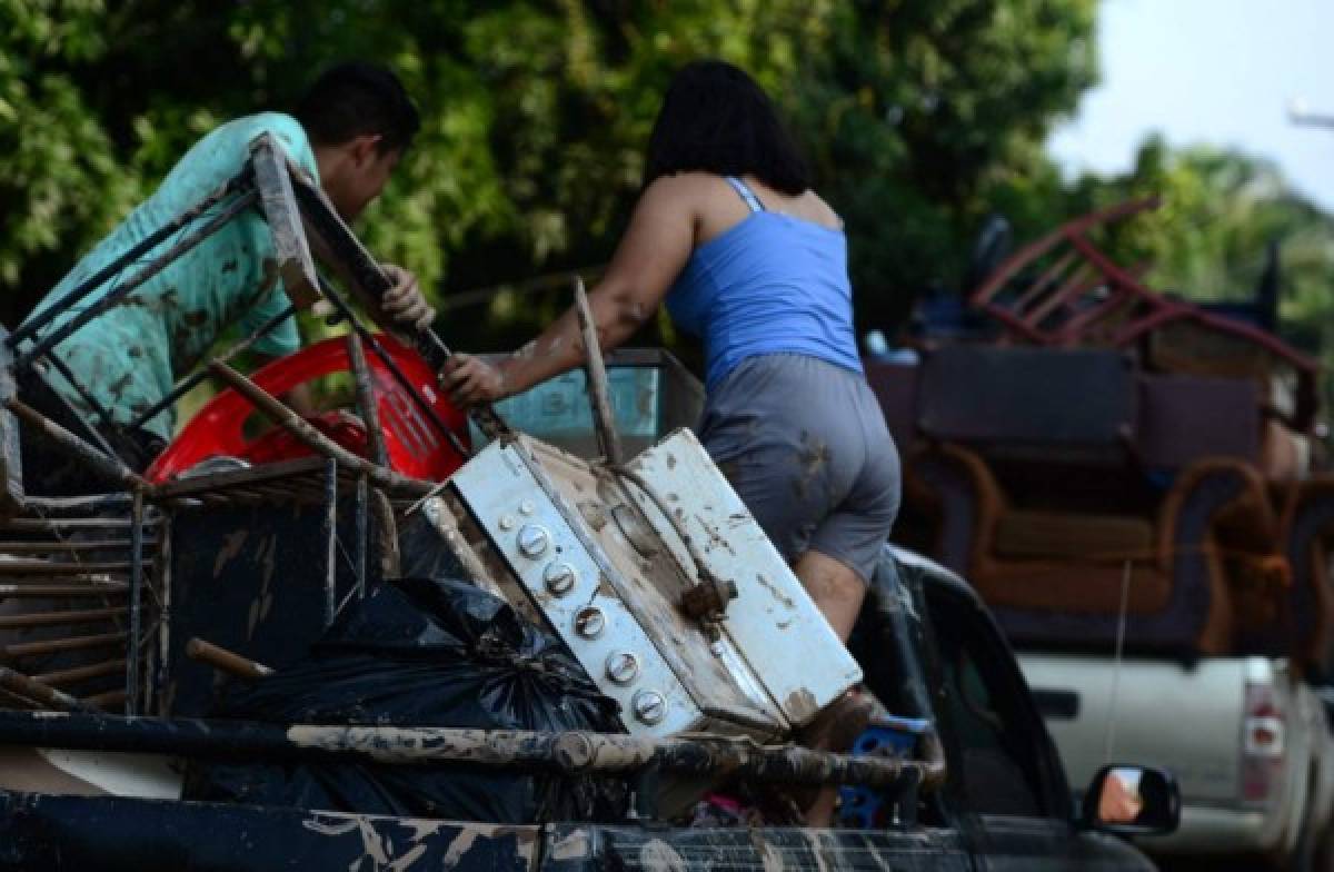 Se llevan las camas, estufas y sus mascotas: familias hondureñas dejan sus casas por miedo al hucarán Iota