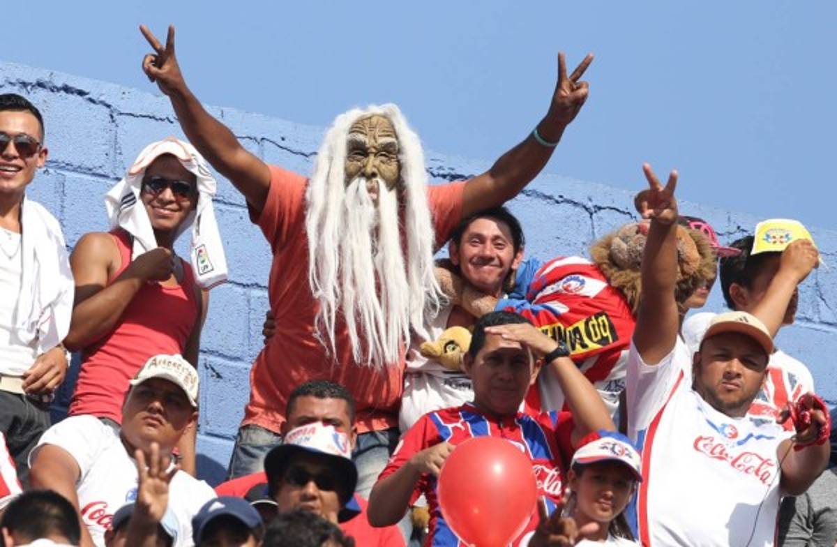 Las fotos más curiosas que se vieron en el estadio Nacional en la gran final