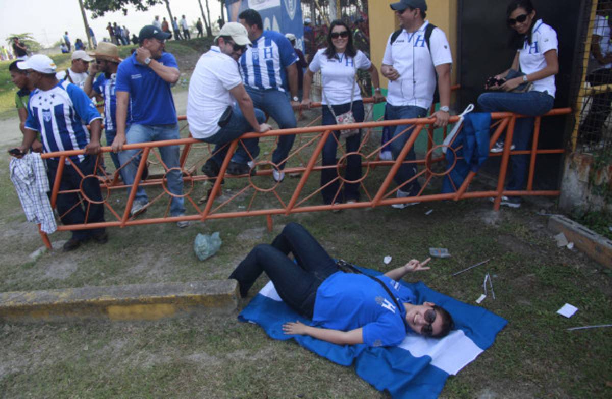 Ambiente Honduras-México en las afueras del Olímpico