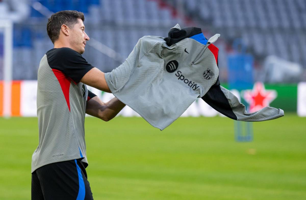 Lewandowski regresa a Múnich: el entrenamiento del Barcelona en el Allianz Arena; Koundé y Memphis tirando rostro