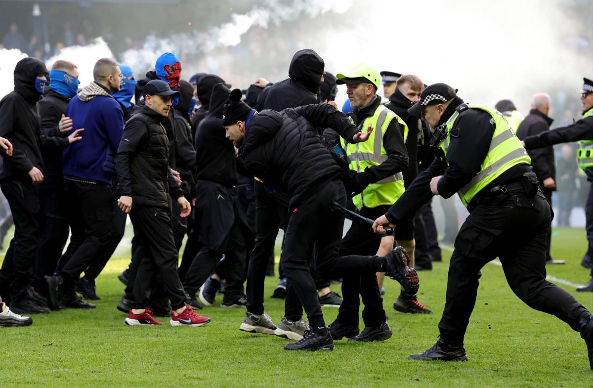 Así terminó el Clásico: celebraron en la cara del rival, no soportaron y se desató el caos en en el césped