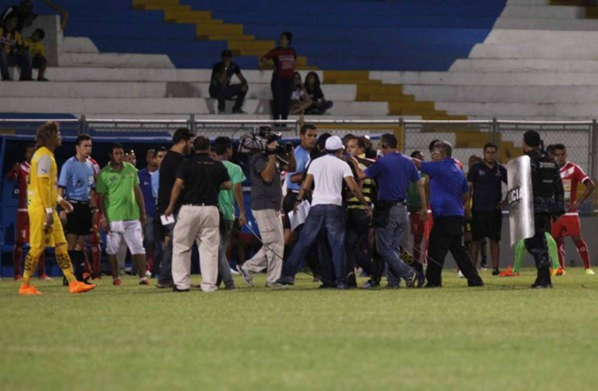 Zafarrancho entre barra del Real España y policía en el Morazán