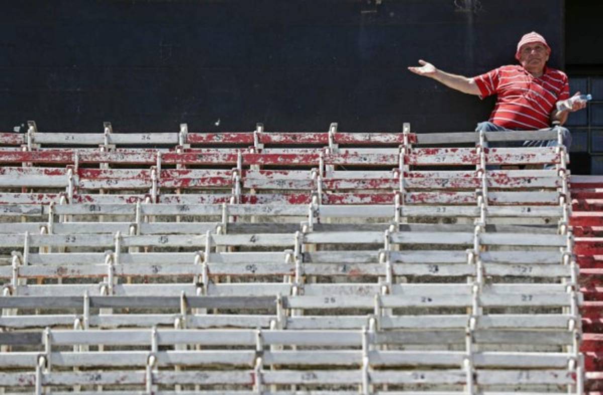 Fotos: La frustración de los hinchas en el Monumental tras la postergación de la final