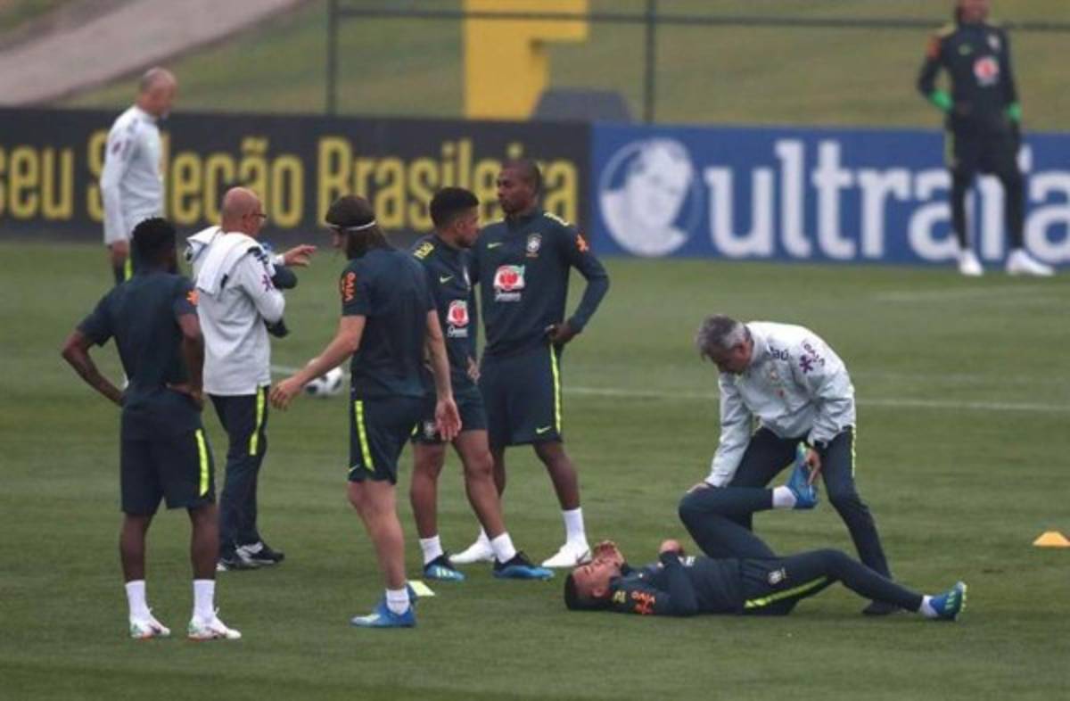 Brasil tiene actualmente dos de sus cinco delanteros sin condiciones de juego