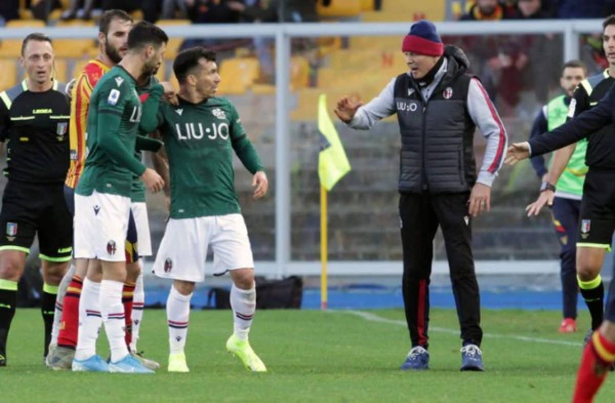 Gary Medel se pelea con su entrenador Sinisa Mihajlovic en pleno partido en Italia