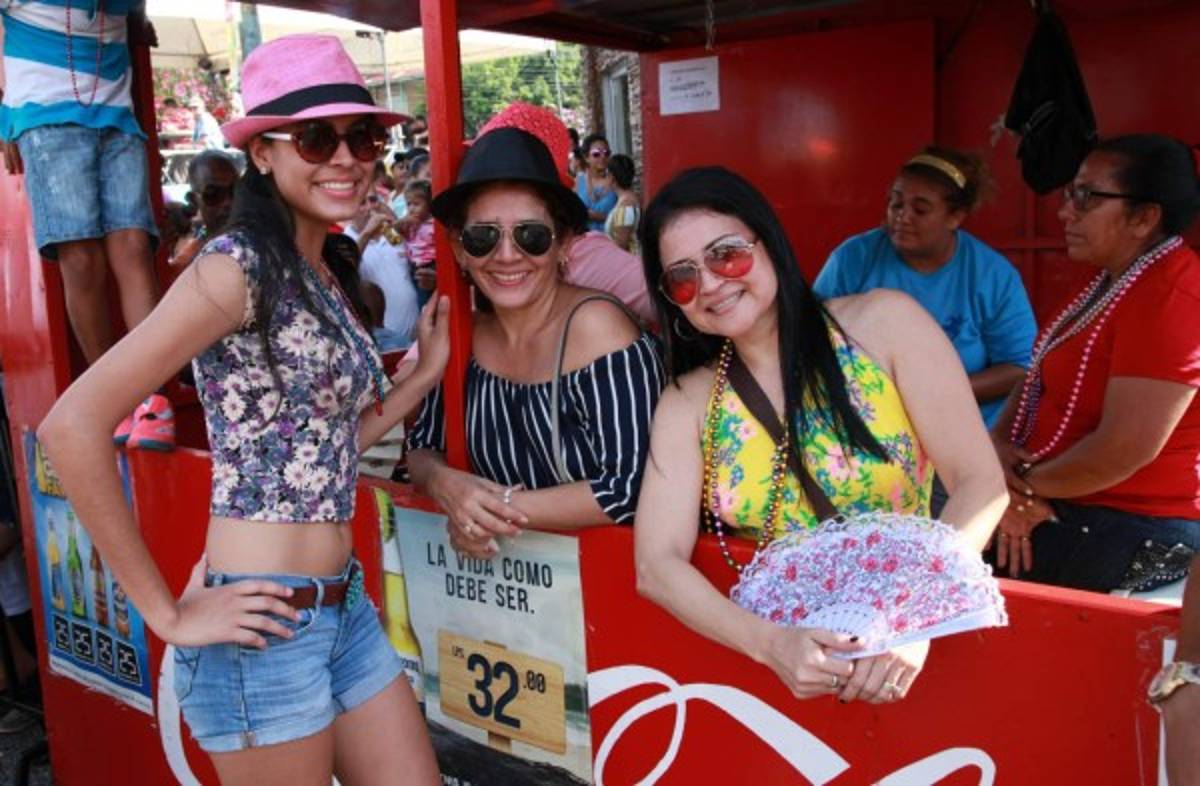 ¡BELLEZA! La campanita se roba el show en el carnaval de La Ceiba