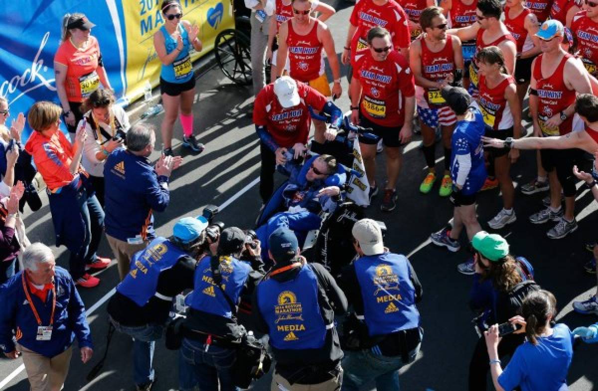 Boston vuelve a correr su maratón un año después de los atentados