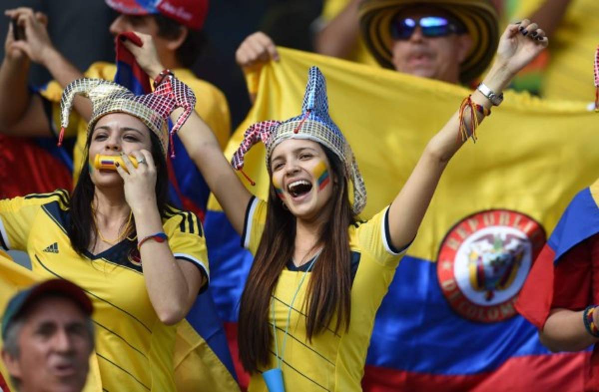 Las hermosas colombianas y su fiesta en partido Colombia-Grecia