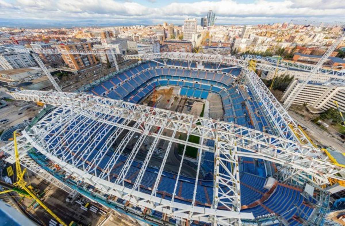 Nuevas imágenes de la transformación histórica del Bernabéu: Instalada la primera megacercha