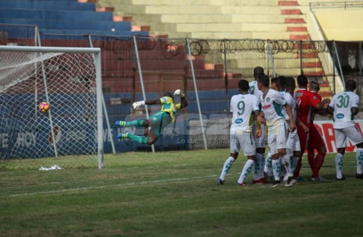 NO VISTE EN TV: El festejo de Platense y Diego Vazquez terminó bañado